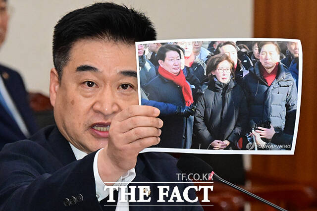 최혁진 무소속 의원이 나경원 국민의힘 의원을 비판하고 있다.