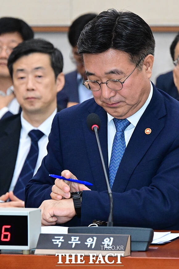 지체된 회의에 시간 확인하는 윤호중 행정안전부 장관.