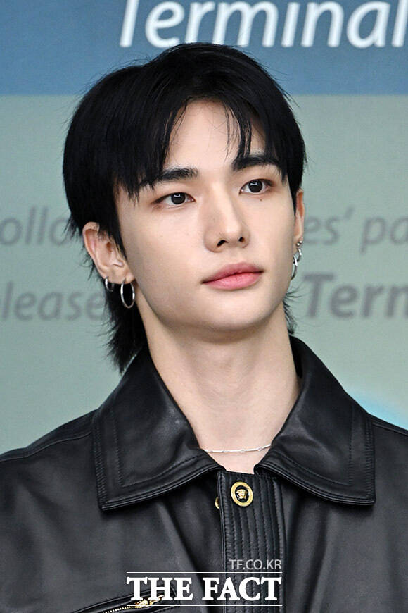 스트레이 키즈 현진 걸어 다니는 조각상