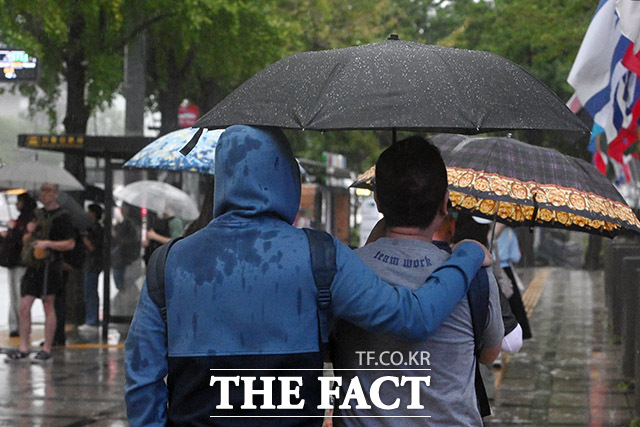 목요일인 25일은 전국 대부분 지역에 비가 내리다 오후에는 그치겠다. 일부 지역에서는 돌풍과 함께 천둥·번개를 동반한 비가 내릴 것으로 예보됐다./남용희 기자