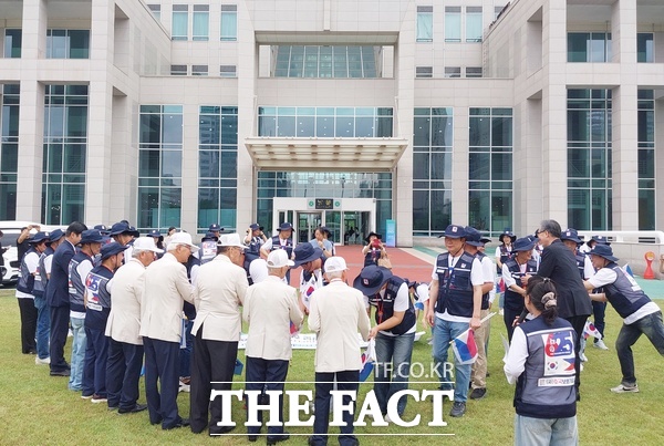 호국보훈기념사업회가 24일 대전봉사체험교실 회원들과 함께 4박 5일 일정으로 6·25 참전국인 필리핀을 찾아 대한민국의 자유수호를 위해 헌신한 참전 전우들에게 헌화하고 봉사하는 출정식을 가졌다. 사진은 대전지역 국가유공자들이 회원들을 격려하고 있는 모습. /선치영 기자