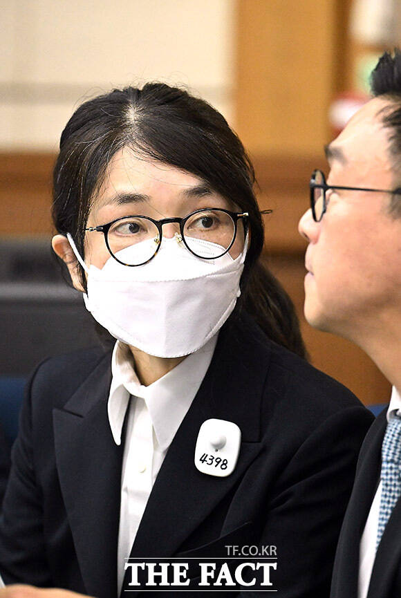 도이치모터스 주가조작 등 혐의를 받는 김건희 여사가 법정에서 변호사와 대화하고 있다./사진공동취재단