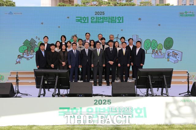 23일 우원식 국회의장(첫 줄·오른쪽 4번째)이 2025년 입법 및 정책 제안대회 수상자들과 기념사진을 촬영하고 있다. /국회 입법조사처