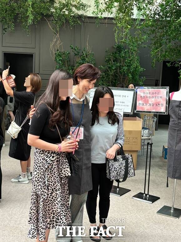 노소영 아트센터 나비 관장이 지난해 열린 미래회 바자회에서 기념 촬영을 하고 있다. 노소영 관장은 올해 바자회는 참석하지 않았다. /더팩트 DB