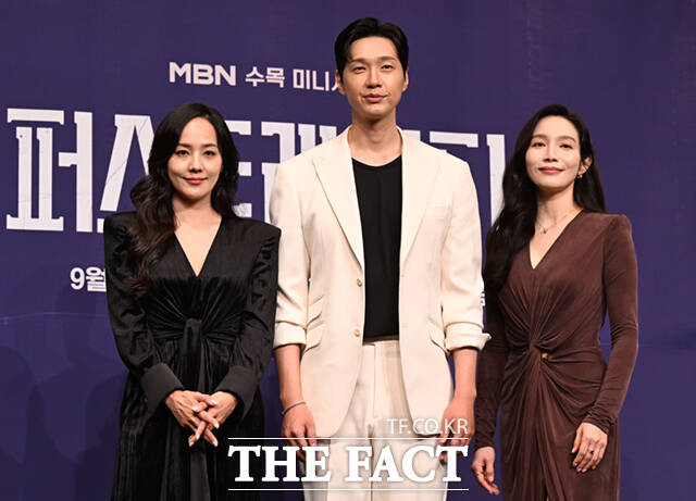 배우 유진과 지현우, 이민영(왼쪽부터)이 24일 오후 서울 구로구 더 링크 서울 호텔에서 열린 MBN 새 수목드라마 퍼스트레이디의 제작발표회에 참석해 포즈를 취하고 있다. /이새롬 기자