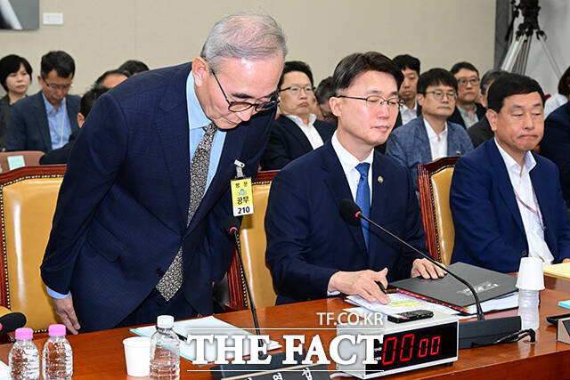 24일 서울 여의도 국회 과학기술정보방송통신위원회에서 열린 대규모 해킹사고(통신·금융) 관련 청문회에서 김영섭 KT 대표이사가 출석해 인사하고 있다. /국회=남윤호 기자