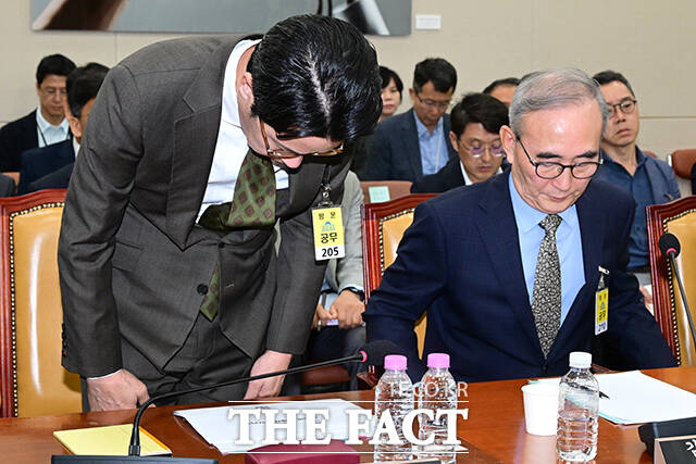 고개숙여 인사하는 조좌진 롯데카드 대표이사(왼쪽)와 김영섭 KT 대표이사.