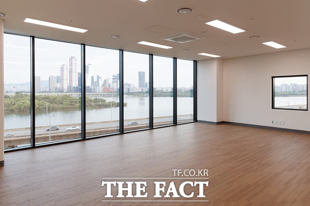 서울화력발전소 내 주민편익시설을 혁신적으로 재탄생시킨 생활 문화공간, 마포365구민센터가 문을 열었다./마포구