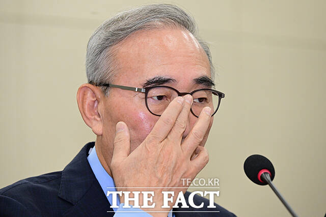 24일 서울 여의도 국회 과학기술정보방송통신위원회에서 열린 대규모 해킹사고(통신·금융) 관련 청문회에서 김영섭 KT 대표이사가 안경을 고쳐쓰고 있다. /국회=남윤호 기자