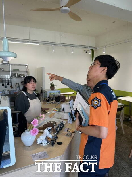 청양군이 23일 추석 명절 대비 전통시장 화재 예방 합동 점검을 펼치고 있다. /청양군