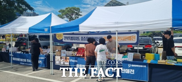 고창군이 지난 23일 고창군청 광장에서 추석맞이 중증장애인생산품 판매행사를 열고 도내 중증장애인 생산품에 대한 인식 개선과 구매 활성화에 나섰다. /고창군