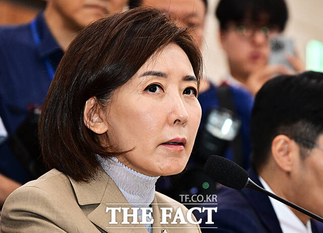 나경원 국민의힘 의원이 24일 국회의원회관에서 기자간담회를 열고 당 차원에서 추미애 법사위원장을 직권남용으로 고발하는 방안을 검토하고 있다고 밝혔다. /배정한 기자