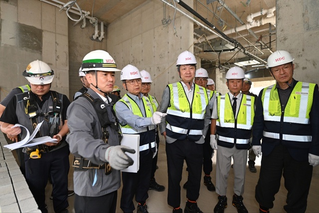HDC현대산업개발 시공혁신단은 23일 광주 센테니얼 아이파크 층고 변화 구간 구조 및 시공계획, 무량판구조의 구조적 안전성 추가 확보 방안에 대한 자문과 함께 현장점검을 실시했다. /HDC현대산업개발