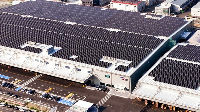 현대모비스가 글로벌 연합기구 과학 기반 감축목표 이니셔티브(SBTi)로부터 오는 2030년까지 온실가스 감축 목표를 승인받았다고 24일 밝혔다. 현대모비스 영남물류센터 태양광 설비. /현대모비스