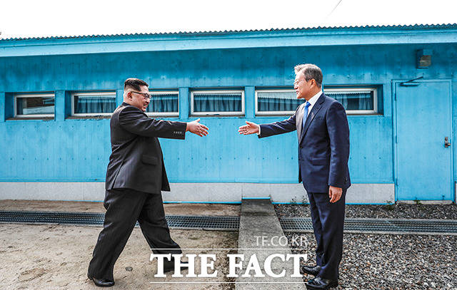 남북관계 전문가 10명 중 7명이 현 시점에서 한반도 비핵화는 불가능하다고 평가했다는 조사 결과가 나왔다. 24일 경제정의실천시민연합(경실련) 조사 결과, 전문가 45명 중 33명(73.3%)이 한반도 비핵화는 현 시점에서 불가능하다고 답한 것으로 나타났다. 8명(17.8%)은 가능하다에, 4명(8.9%)은 잘 모르겠다에 답한 것으로 조사됐다./더팩트 DB