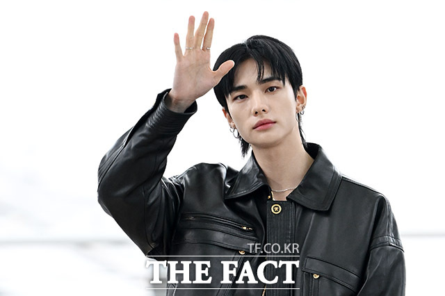 그룹 스트레이 키즈 현진이 24일 오전 해외 일정 참석 차 인천국제공항을 통해 출국하며 포즈를 취하고 있다. /인천국제공항=남용희 기자