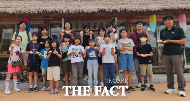 고창문화관광재단이 전통예술체험마을에서 10월 초까지 추석 명절맞이 체험 프로그램을 운영한다. / 고창군