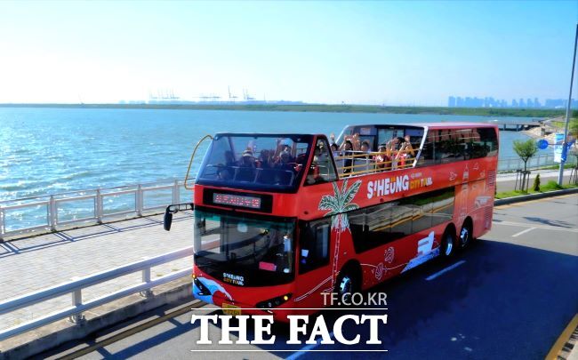 시민들이 2층 버스에 탑승해 시티투어를 즐기고 있다. /시흥시