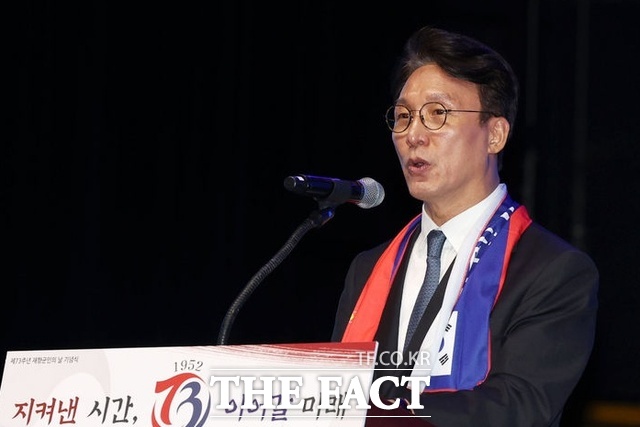 김민석 국무총리가 24일 서울 송파구 올림픽공원 올림픽홀에서 열린 제73주년 재향군인의 날 기념식에서 축사하고 있다. /뉴시스