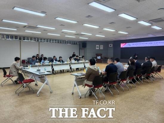 지난 23일 ‘가평군 농촌공간재구조화 및 재생 기본계획 착수보고회에 참석한 김미성 경기 가평 부군수를 비롯한 군의원 및 관계 부서장 등이 의견을 나누고 있다./가평군