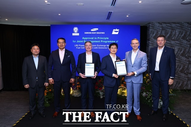 (오른쪽부터) 드라고 핀테릭 BV선급 부사장, 알렉스 그렉 스미치 BV선급 선임 부사장, 장해기 삼성중공업 기술개발본부 부사장, 닉 포터 AET CEO&사장, 자히드 오스만 MISC CEO&사장, 김동주 삼성중공업 기술영업팀장이 암모니아 기반 수소 연료전지 추진 원유 운반선 기본설계 인증 수여식에서 기념사진을 촬영하고 있다. /삼성중공업