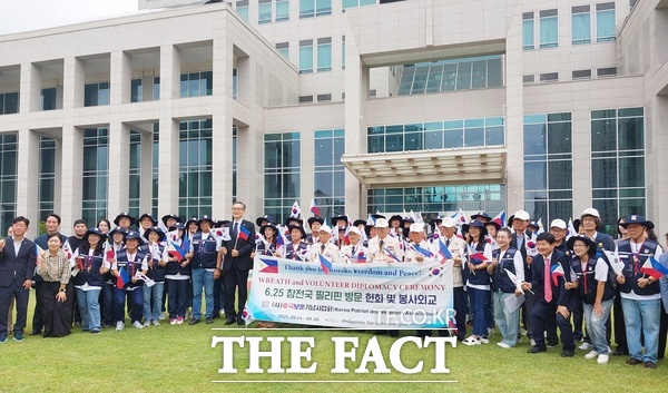 호국보훈기념사업회가 24일 대전봉사체험교실 회원들과 함께 4박 5일 일정으로 6·25 참전국인 필리핀을 찾아 대한민국의 자유수호를 위해 헌신한 참전 전우들에게 헌화하고 봉사하는 출정식을 가졌다./선치영 기자