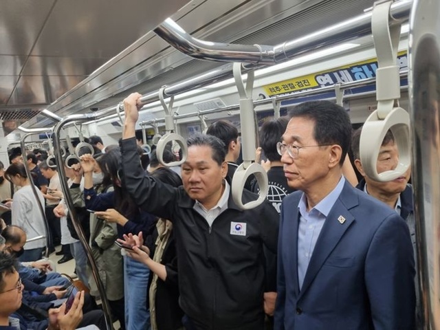 김용석 국토교통부 대도시권광역교통위원회 위원장이 김포골드라인 혼잡관리 현황을 점검했다. /국토교통부