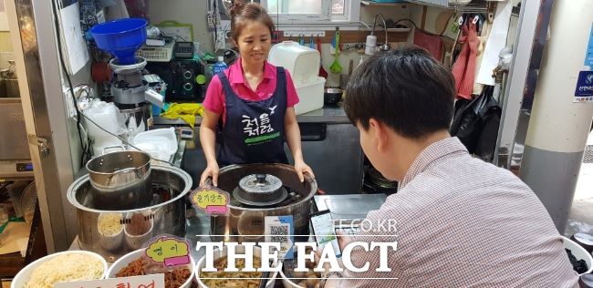 시흥 삼미시장에서 시민이 지역화폐 시루로 결제하고 있다./시흥시