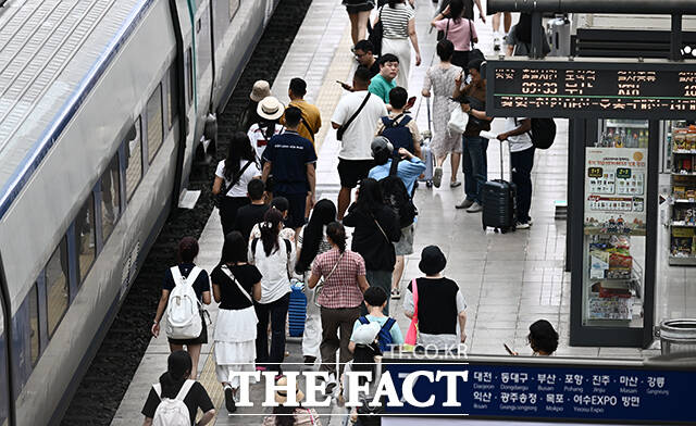 서울시가 긴 추석 연휴를 앞두고 추석 종합대책을 가동한다. 사진은 지난해 추석 연휴를 하루 앞둔 시민들이 서울 용산구 서울역에서 귀성길에 오르고 있는 모습. /더팩트 DB