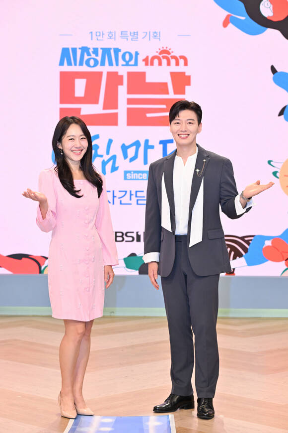 엄지인(왼쪽)과 박철규 아나운서가 기자간담회에서 아침마당에 MC로 참여하고 있는 소감을 전했다. /KBS