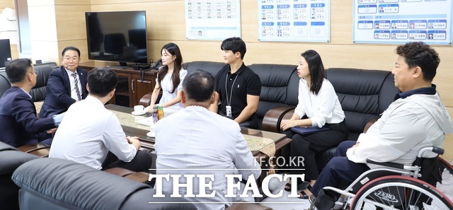 한전KDN이 전남 장애인체육회를 찾아 기부금을 전달하고 한전KDN 소속 선수들의 선전을 응원하고 있다./한전KDN