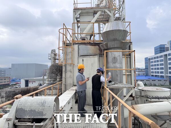 대전 대덕구가 추석 연휴 기간 발생할 수 있는 환경오염 사고를 예방하기 위해 9월 29일부터 10월 14일까지 환경오염행위 특별감시를 한다. 사진은 대덕구 직원이 환경오염물질 검사를 진행하고 있는 모습 /대덕구