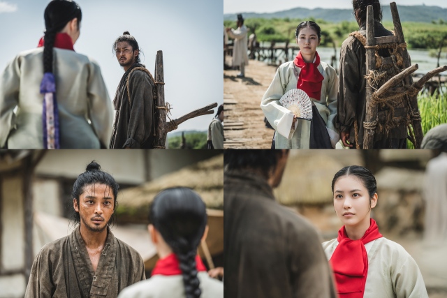 배우 로운과 신예은의 첫 만남 스틸이 공개돼 디즈니+ 새 오리지널 시리즈 탁류 첫 방송에 대한 기대감을 높였다. /월트디즈니 컴퍼니 코리아