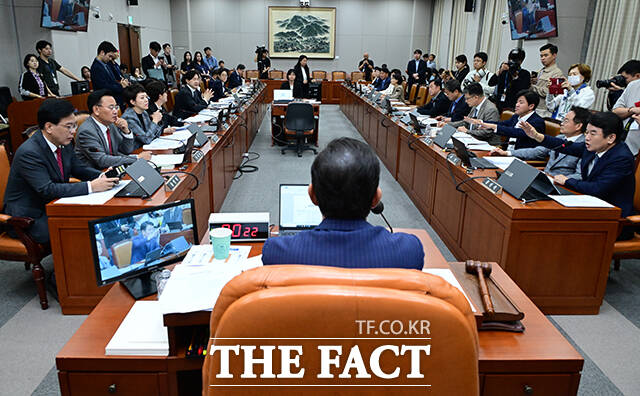 24일 서울 여의도 국회에서 열린 운영위원회 전체회의에서 김현지 총무비서관의 국정감사 출석 여부를 두고 토론이 이뤄지고 있다. /국회=남윤호 기자