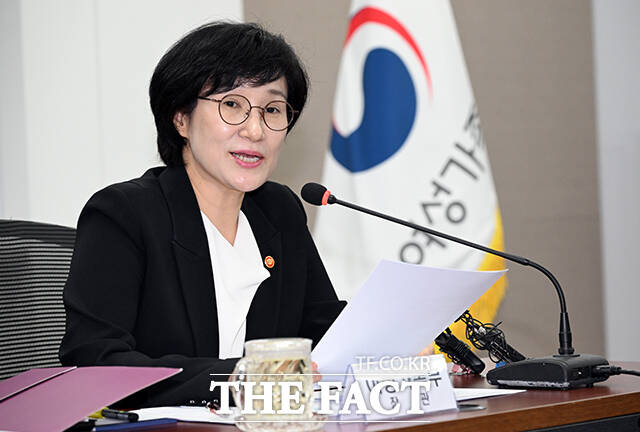 원민경 여성가족부 장관이 24일 오후 서울 종로구 정부서울청사에서 스토킹·교제폭력 관련 대책회의를 주재하고 있다. /임영무 기자