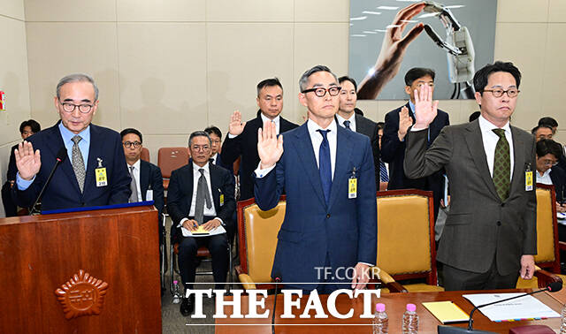 김영섭 KT 대표이사, 윤종하 MBK파트너스 부회장, 조좌진 롯데카드 대표이사(왼쪽부터)가 24일 서울 여의도 국회 과학기술정보방송통신위원회에서 열린 대규모 해킹사고(통신·금융) 관련 청문회에 출석해 증인선서를 하고 있다. /국회=남윤호 기자