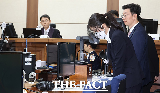 헌정사 첫 법정 선 전직 영부인 피고인석에 선 김건희 씨. /사진공동취재단