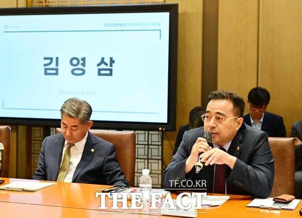 김영삼 대전시의회 부의장(사진 오른쪽)이 24일 국회 본관에서 열린 ‘국회 입법박람회 지방의회 라운드테이블’에 참석해 저출생·지방소멸 대응을 위한 제도 개선 필요성을 주장하고 있다. /대전시의회