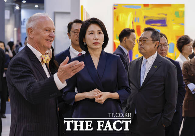 이재명 대통령의 방미 일정에 동행한 영부인 김혜경 여사는 23일(현지시간) 오후 롯데 뉴욕팰리스 호텔에서 미국 대통령 배우자 멜라니아 트럼프 여사가 유엔 총회 참석국 정상 배우자를 대상으로 주최한 리셉션에 참석했다. 김 여사가 3일 서울 강남구 코엑스에서 열린 키아프 서울(Kiaf SEOUL)에서 전시된 작품들을 관람하고 있다. /이새롬 기자