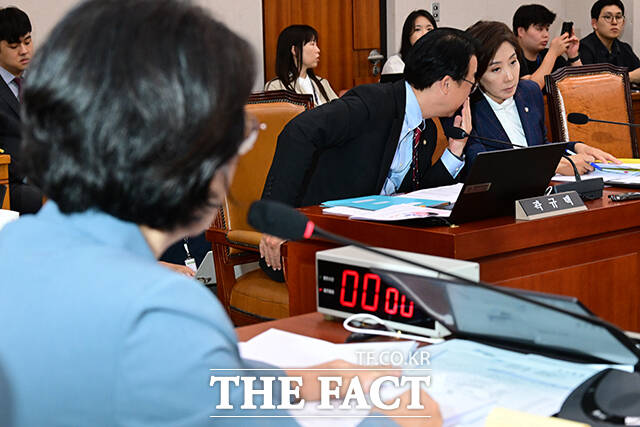 귀엣말하는 곽규택 의원과 나경원 의원.