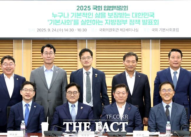 정책발표회 참석자들이 기념사진을 촬영하고 있다. (앞줄 오른쪽 2번째부터 시계방향) 박승원 광명시장, 우원식 국회의장, 김경수 대통령직속 지방시대위원장, 박희승 의원(전북 남장임순), 정명근 화성시장, 박주민 의원, 전춘성 진안군수, 최영일 순창군수./광명시