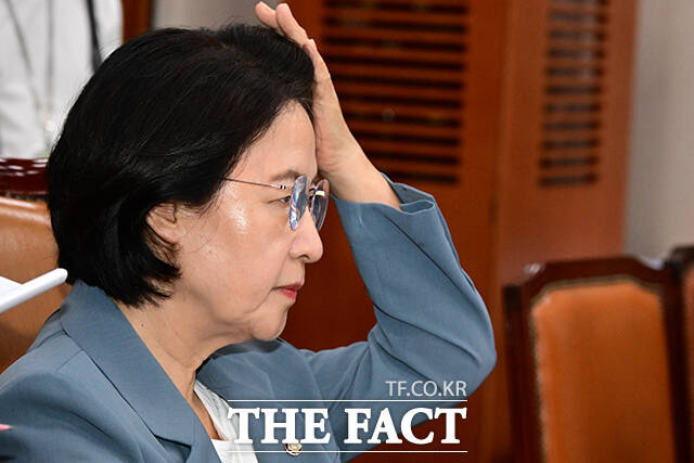 머리 만지는 추미애 위원장.