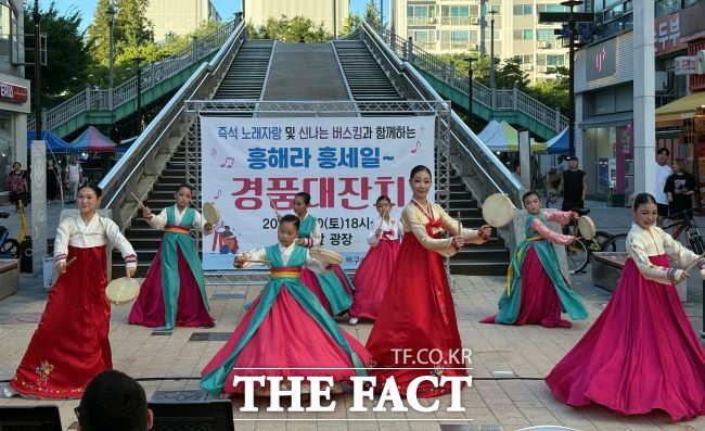 옥구상가 앞에서 열린 흥해라 흥세일 현장 모습./시흥시