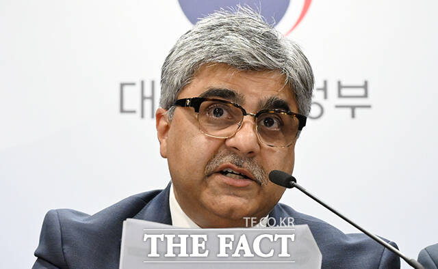 라훌 아난드 IMF 한국미션단장이 24일 오전 서울 종로구 정부서울청사에서 연례협의 개최결과를 발표하고 있다. /임영무 기자