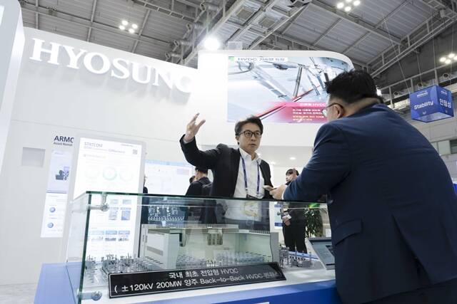 지난해 12월 17일 효성중공업 직원이 전시회에서 고객들에게 HVDC 기술을 소개하고 있다. /효성그룹