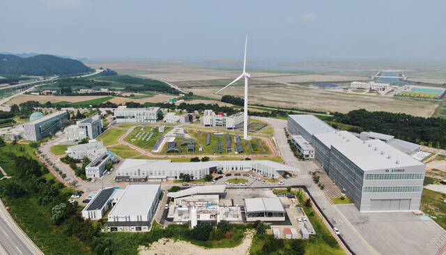 현대건설은 24일 전북 부안군에 있는 신재생에너지단지에서 수전해 기반 수소 생산기지의 준공식을 진행했다. /현대건설