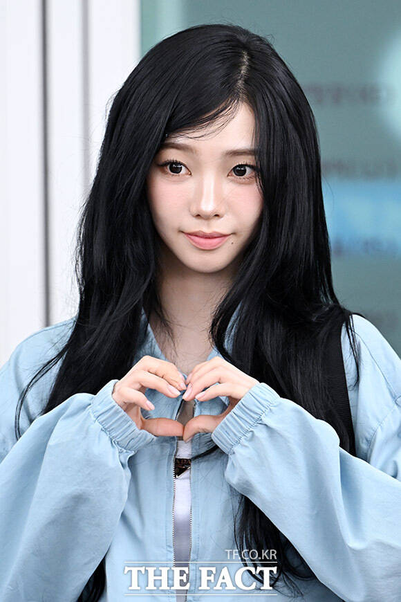 출국하며 포즈 취하는 카리나.