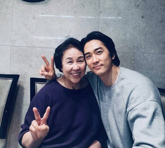 배우 송승헌(오른쪽)이 세상을 떠난 어머니를 그리워했다. /소셜 미디어 캡처