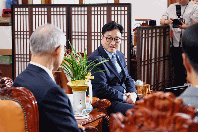 우원식 국회의장 사법부와 국회, 정부가 함께, 지혜롭고도 분명하게 풀어갈 수 있도록 국회의장도 최선의 노력을 다하겠다고 말했다. /국회의장