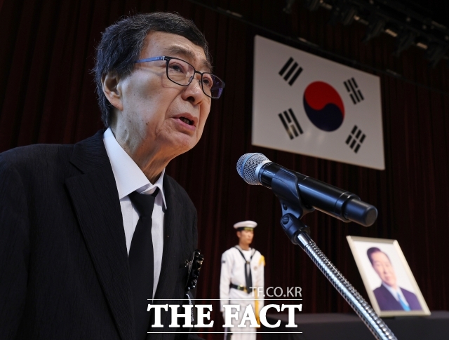 고(故) 김대중 전 대통령의 차남 김홍업 김대중평화센터 이사장이 24일 숙환으로 별세했다. 향년 75세. 지난달 18일 고인이 된 김 이사장이 서울 동작구 국립서울현충원 현충관에서 열린 김대중 전 대통령 서거 16주기 추모식에서 유족인사를 하던 당시./남윤호 기자